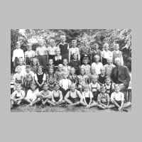 022-0220 Das 3. und 4. Schuljahr der Goldbacher Volksschule 1941 mit Lehrer Ernst Eggert..jpg